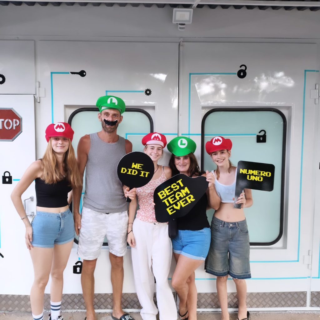 Super nice escape room, very friendly owners! They have put a lot of work and time in it  Team ''DIE PINTENAZEN''
